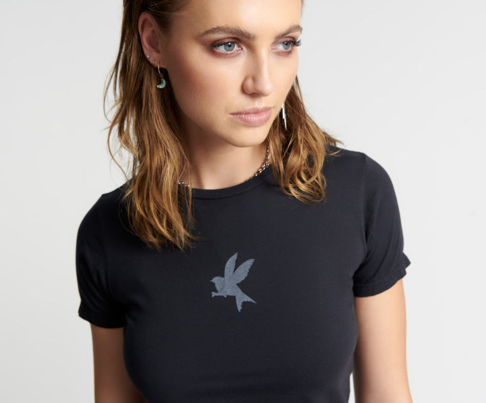 CHARCOAL BOWER BIRD ORGANIC FITTED TEE
