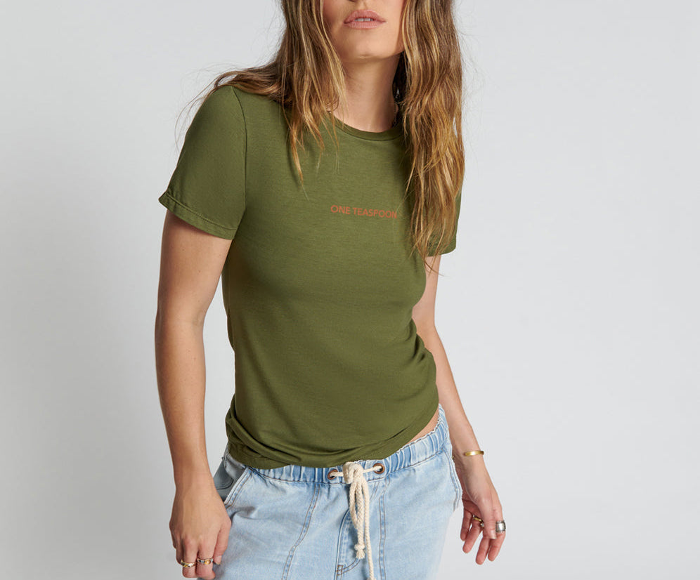 BURNT OLIVE LOGO FITTED TEE